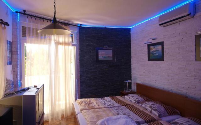 Apartments and bungalows Dalibor