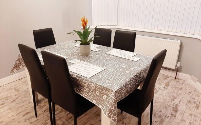 Beautiful Modern 3-bed House in Birmingham