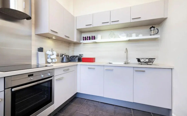 Contemporary Apt in the New Town