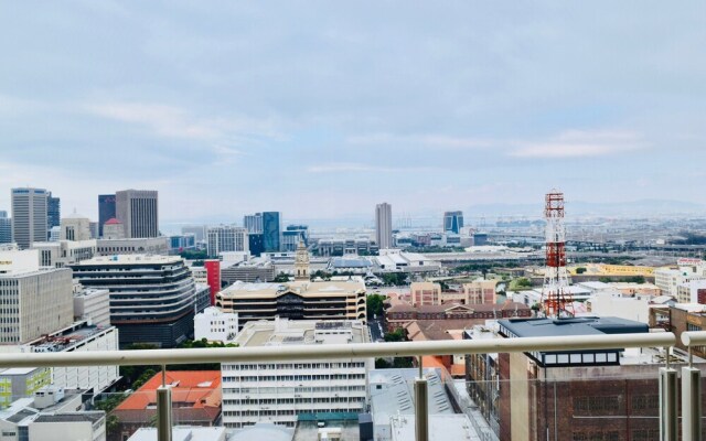 Bright 2 Bedroom Apartment in Cape Town City Centre