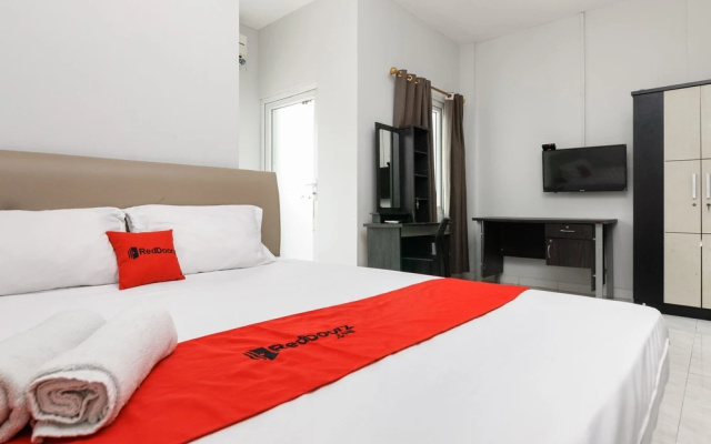 RedDoorz Near Mandaya Royal Hospital Puri – Guest Rooms – Tangerang