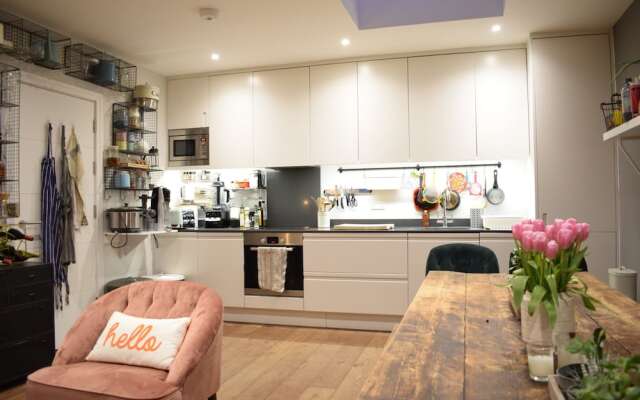 Contemporary 1 Bedroom Flat With Balcony in Hackney