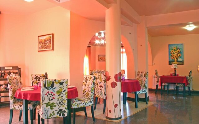 Hotel Emaly Green