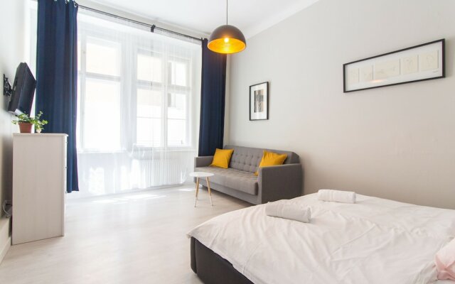 Ruzova Apartment By Easybnb