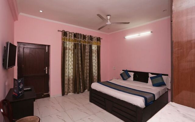 OYO 7526 Rising Star Sec 45