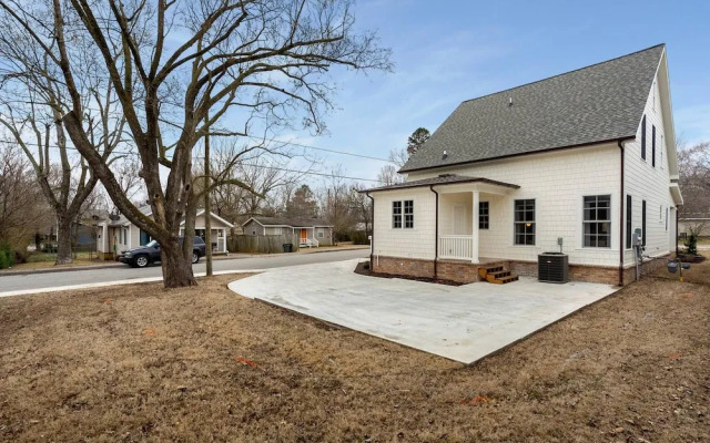 The SoFay Farmhouse - 1 Mile From U of A - Luxury Amenities