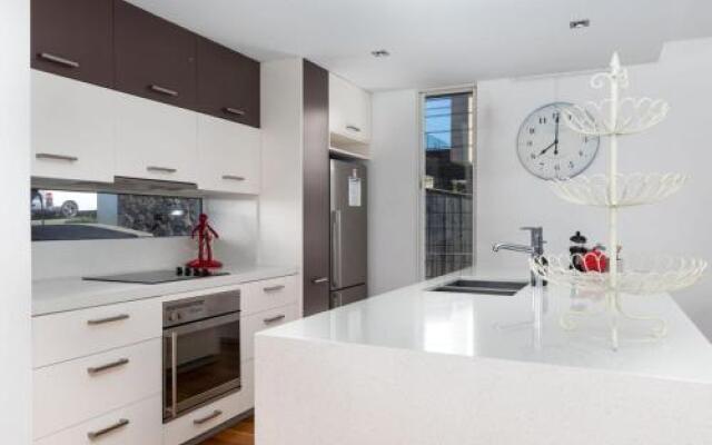 TASMAN DRIVE Gerringong 4pm check out Sundays