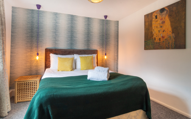 PickThePlace 3-bedroom Plymouth apartment
