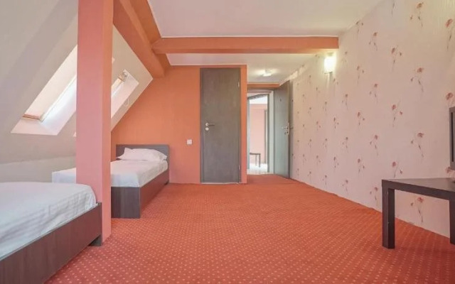 Cn2I Luxury Accommodation/ Monique