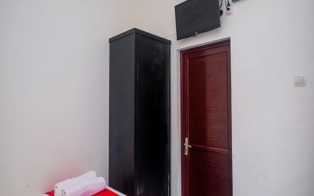 RedDoorz Near Ambarrukmo Area – Guest Rooms – Sleman