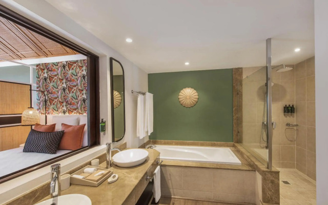 Victoria Beachcomber Resort & Spa