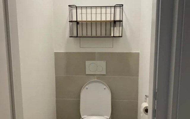 Modern apartment near city center - garden