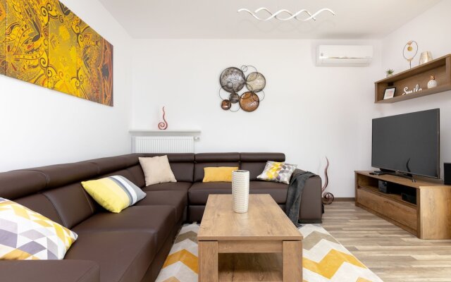 Warsaw Airport 3 Bedroom Apartment