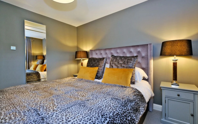 Sensational Aberdeen Home With Furnished Balcony