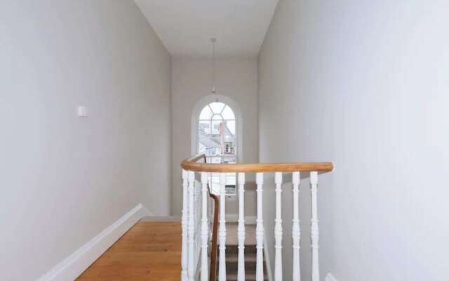 Chic & Characteristic 2BD House - Irishtown