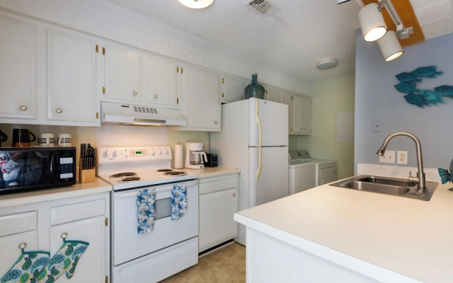 Quiet Condo ~ 10 Mi to Dtwn Pensacola