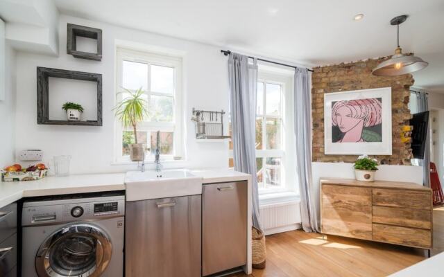 2BR Home in London W/terrace + Parking