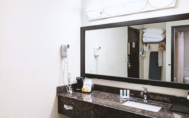 Norwood Inn & Suites Milwaukee