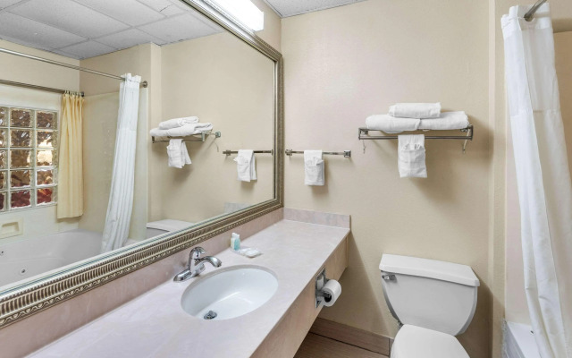 Clarion Inn & Suites Northwest