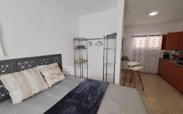 Aguadilla Surfers Lair apt with electricity water AC Wifi 8 minute walk to Crashboat beach — фото 4
