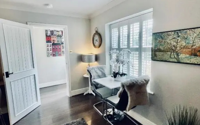 Cotswold Chic Retreats "Jacinabox" 5 Star Chipping Campden-Parking-Garden