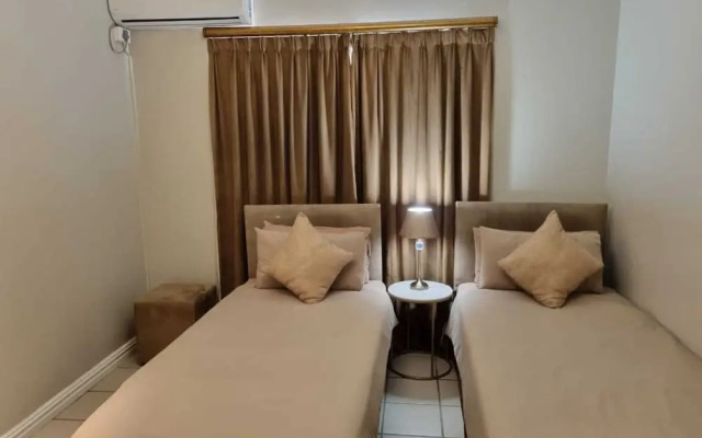 Savoy Lodge With Breakfast Included - Budget Triple Room 3