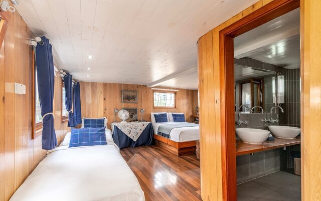 Luxury Canary Wharf House Boat