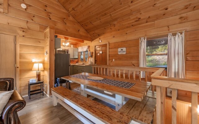 Pappy's Peak 2 Bedroom Cabin by RedAwning
