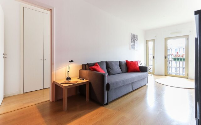 Modern & Bright Avenidas Novas II by Homing
