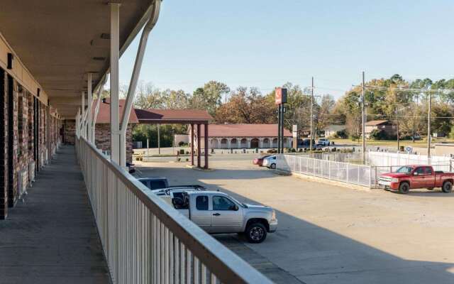 Econo Lodge Russellville I-40