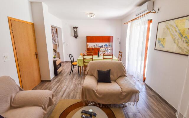 Holiday Home in Veli Iz With Fenced Garden