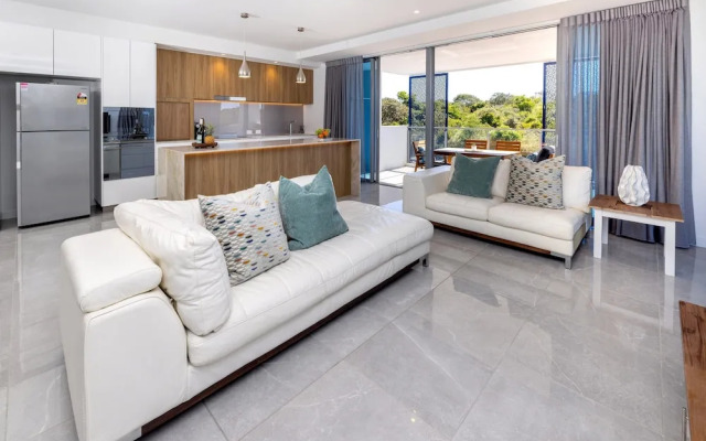 3BR Lux Beachfront Escape - Pool Gym King bed