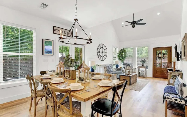 Stunning Home With Hot Tub - Walk to Main