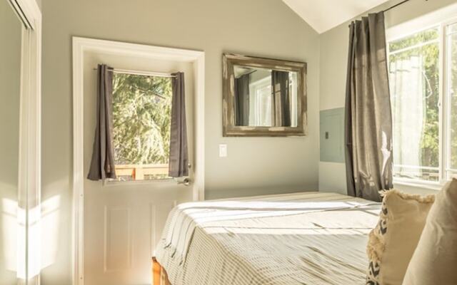 Das Tree Haus 1 Bedroom Home by NW Comfy Cabins by RedAwning