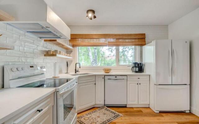 The Elm, 4 Bed Bungalow with Backyard and Firepit