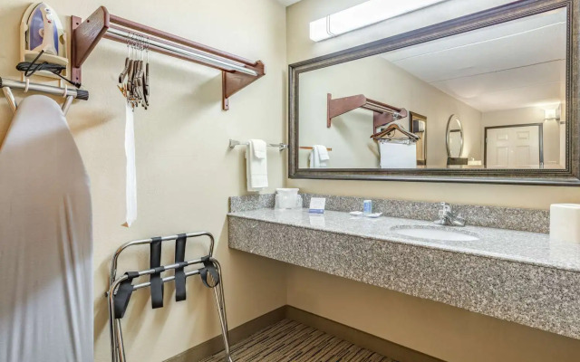 Rodeway Inn & Suites