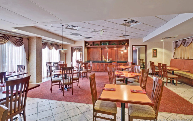 Holiday Inn Express & Suites Mississauga-Toronto Southwest by IHG