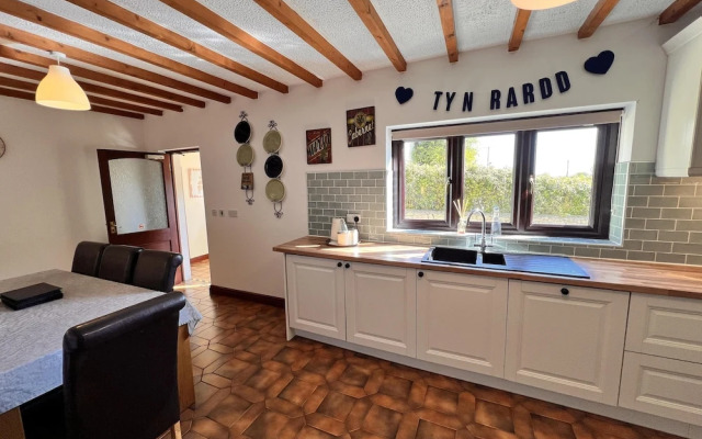 4 Bedroom Detached Farmhouse Mountain Views