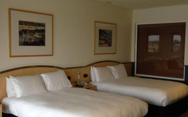 Lakes Hotel