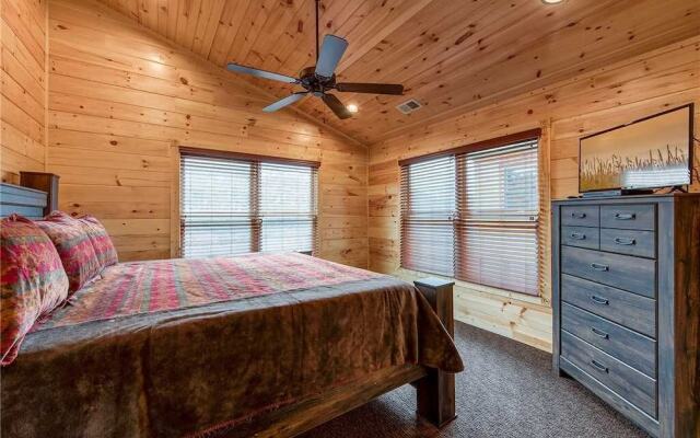 Majestic Manor - Three Bedroom Cabin