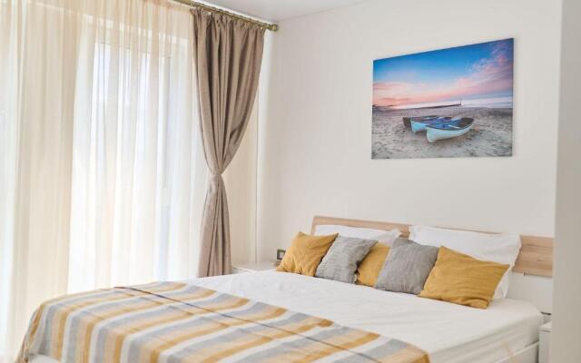 Sunflower 2BR Apartment in Nord10- parking n pool