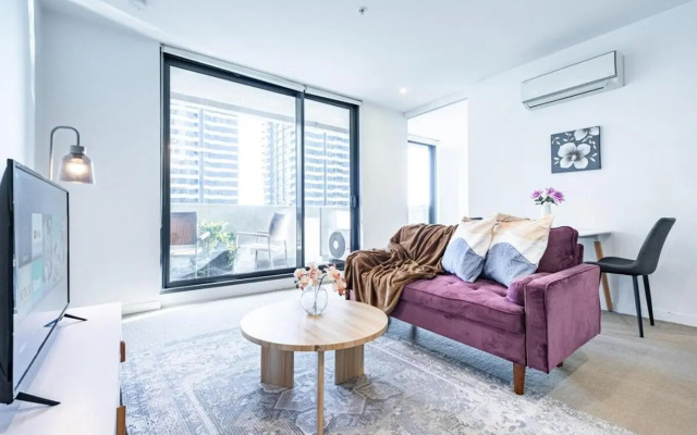 Bright 1BR1BA in MEL CBD+Balcony +wifi