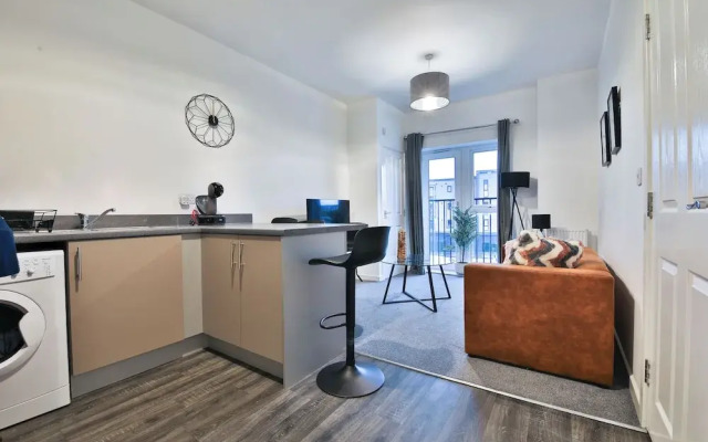 2 Bed Flat with Parking Near Waterfront