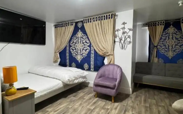 OYO Unique Guestroom - Farnworth, Easy Access to Bolton