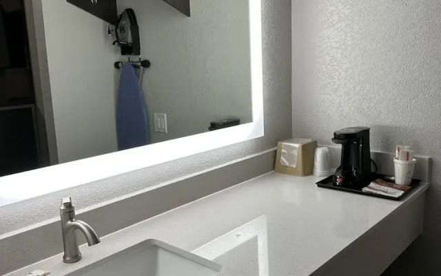 Sleepy Traveler Motel