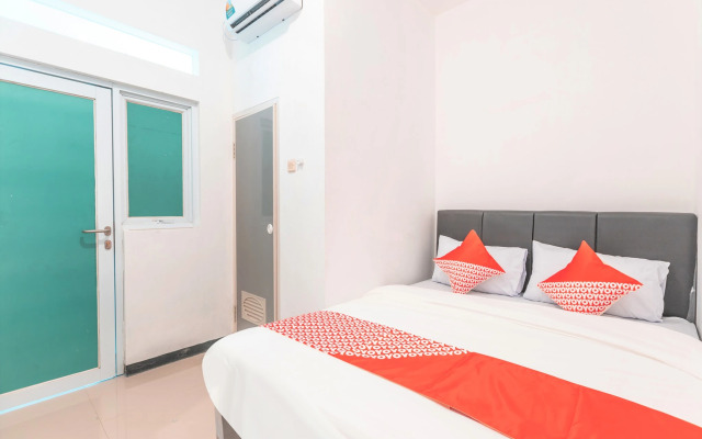 Super OYO 2223 J&b Room Utan Kayu