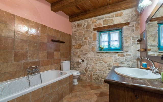 Authentic Villa in Tinjan With Private Pool