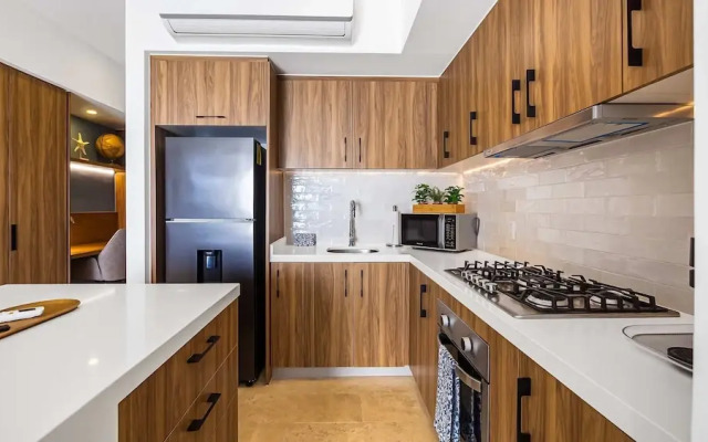 Oceanfront 1BR With Balcony - Sea View Pools