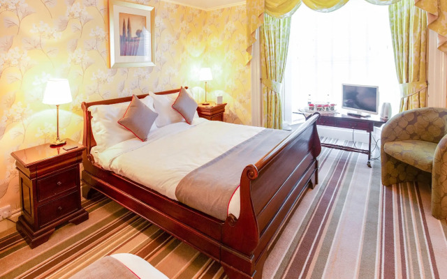 OYO Lamphey Hall Hotel