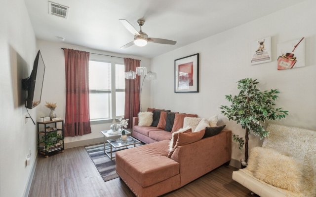 Location! Location! Cozy & Luxe 1 Bedroom Apts by Redawning